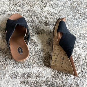 Dr scholls . little mark on the side. Can’t really tell far away tho.